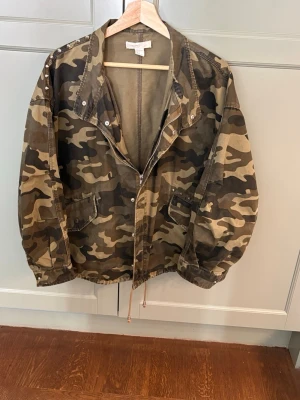 Jättesnygg militärjacka med nitar  - Säljer denna snygga populära militärjacka ifrån H&M. Säljer då den inte kommer till användning. Den har jättecoola delade med nitar och man kan även dra ihop den där nere! Skriv vid frågor/fler bilder osv. Priset kan diskuteras!💕💕 storlek M men passar även S, beroende på hur man vill ha den!💕