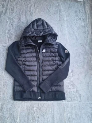 Svart pufferjacka från Moncler - Hej, säljer nu min moncler cardigan som inte passar längre. Den är i bra skick, ca 8/10. Perfekt nu till våren och sommaren! Hör av er vid funderingar, har även kvitto ni kan få se privat!