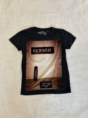 Bastille T-shirt  - Söker du en Bastille T-shirt att bära i sommar till en billig peng?  Då har du hittat rätt. En Bastille T-shirt i fint begagnat skick utan några konstigheter. Storlek M men passar även S. Har vanligtvis ett inköpspris på över 1000kr. Tveka inte på att slå till! (Postar inom 24)