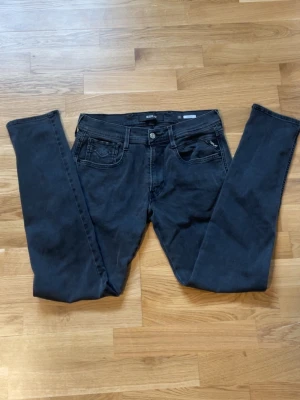 Replay jeans - Säljer dessa riktigt fräscha svarta replay jeans i storlek 31/30
