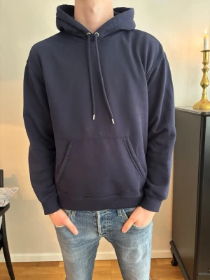 Mörkblå hoodie - Säljer en mörkblå hoodie från H&M, säljer den för 149kr! Skriv om du har några funderingar 