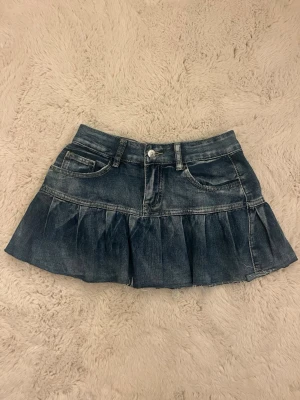 Jeanskjol med volang🩵 - Jättefin jeanskjol men den har tyvärr blivit för liten, använd några gånger. Köpt i Italien för några år sen.🩵🩵