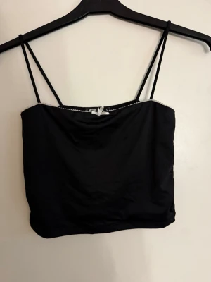 Sött linne - Ett sött linne med lite detaljer vid bröstet. Den är cropped