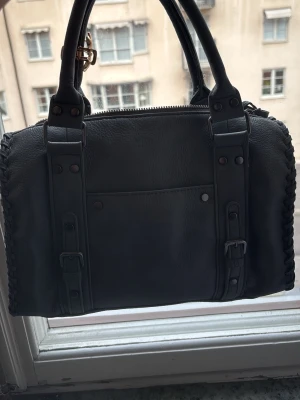 City bag grå  - SKIT SNYGG City bag i grå, aldrig använts men får plats med mycket och är så så snygg ❣️den är inte så stor men anda bekvämt att hålla i. 