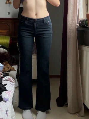 Vintage Big John International Jeans med detalj - Vintage japanskt märke: Big John Jeans med en vit ficka. Size 33 in L32. Bra skick, har fint sprättat upp dom längst då dom är för korta för mig, är 169 cm. Går att sy upp dom igen. 