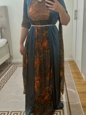 Kurdisk klänning 3-set✨ aldrig använd - Kurdisk klänning med glitterdetaljer ✨ sitter jättefint på kroppen. Perfekt till eid eller fest 🤍  Aldrig använd ute, bara testad hemma! I jättefint skick. Tyget glittrar superfint i ljus och faller så snyggt 😍  Går att knyta bakom klänningen för finare passform  ✨