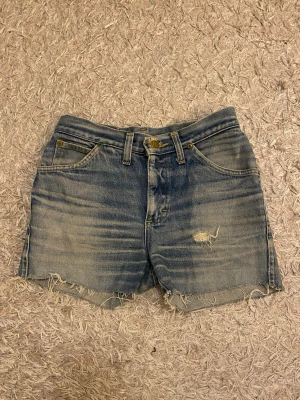 Jeansshorts från Lee - Jag säljer ett par coola jeansshorts från Lee. Skriv gärna om du har frågor!