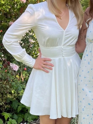 vit sommarklänning  - satinklänning med knappar i midjan och vid handlederna🤍 endast använd på midsommar, vore superfin till student eller liknande