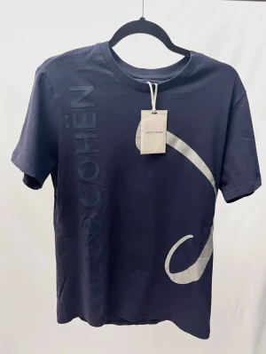Jacob Cohën Navy blå T Shirt - Riktigt stilren och unik tshirt från det exkungen märket Jacob Cohën! Helt ny med tags. Storlek M, sitter normalt. Kontakta mig för fler frågor och funderingar!