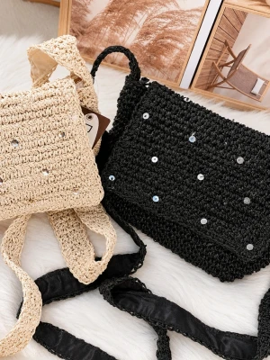 Y2K shoulder bags 🤍🖤 svart & beige pack - Superfina axelväskor i samma modell men i två olika färger 🤍🖤 Perfekta för Y2K / boho chic / everyday aesthetic outfits ✨ ✔ Helt nya med prislapp ✔ Glittriga detaljer ✔ Bekväma axelremmar ✔ Lätta men rymliga ✔ Perfekta till mobil, plånbok & småsaker ✔ Passar både vardag och fest 📏 Ca 25 × 15 × 9 cm Säljs tillsammans som pack 🌸