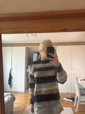 Randig stickad tröja från Cubus - Jätte mysig tjocktröja i varma färger. Tröjan är från Cubus och hqr inga defekter