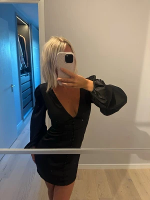 Miniklänning med knappar framtill🌸 - Söt långärmad klänning från love triangle 🩷
