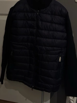 Moncler cardigan mörkblå - Moncler cardigan mörkblå. Storlek L men den passar även M. Hör av er vid fler frågor! 