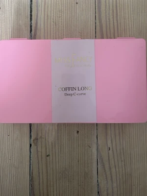Miss Fancy Coffin Long tippar  - Tippar från missfancy som knappt är använda💕Jätte bra box och tipparna är väldigt hållbara