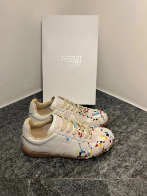 Maison Margiela Gats - Vita Maison Margiela paint splatter skor. Helt nya! Kom privat för flera frågor!
