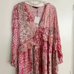 Zara klänning - Rosa klänning ifrån Zara, endast använd fåtal gånger så väldigt fint skick! 
