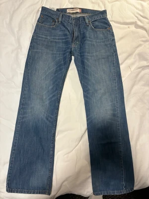 Levis 505 straight fit - Säljer nu ett par schyssta Levis 505 straight fit. Skriv vid frågor!