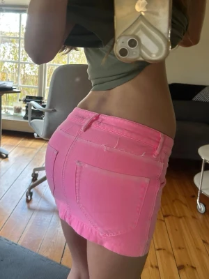 Lowwaist 2000s miniskirt Diesel - ❣️köpte på Karlaplan loppisen för 450, aldrig använd av mig❣️Säljer min sjukt snygga korta lågmidjade vintage jeanskjol i lite 2000tal vibe ifrån Diesel, rosa, så fin när man är brun😍tajt passform så formar även otroligt bra!! Har massa bilder på lager så ni får gärna be om fler bilder🫰