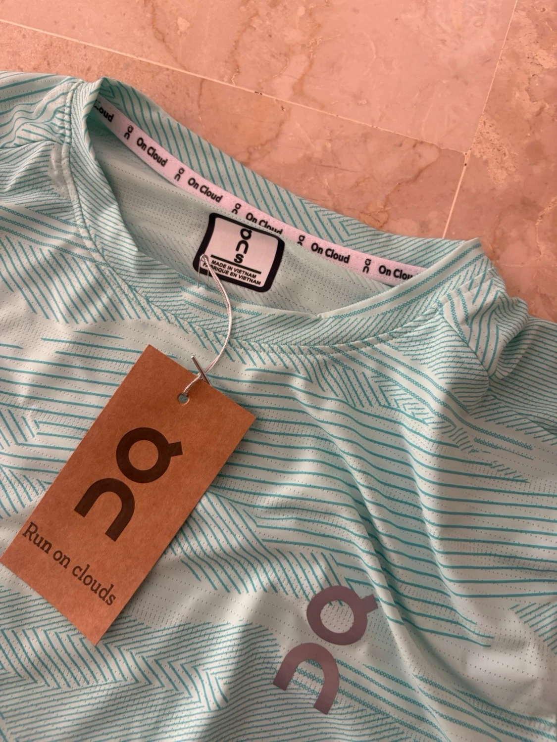 Träningsset från On – t-shirt & shorts - 2