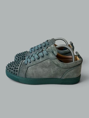 Christian Louboutin Skor Med Spikar Grön Mocka - • Superfint skick, ovandelen är som ny i princip, bortsett från märkena på undersidan av sulan  • Size: 40 (fits 40.5–41)  • Color: Green  • Retail price: 9500 SEK / 795€  • No accessories