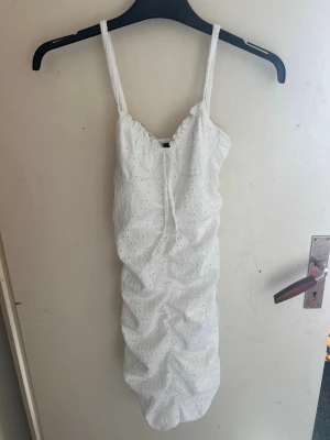 Vit sommarklänning med broderi - Jättefin vit sommar klänning som endast används en gång. 🤍🌸