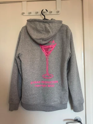 Hoodie med tryck - Jättesnygg hoodie med tryck på ryggen❣️