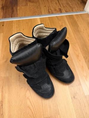 Svarta höga sneakers från Isabel Marant - Svarta sneakers från Isabel Marant i storlek 41🩷