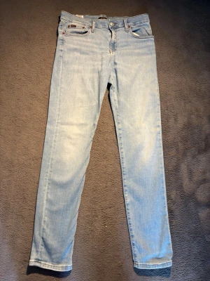 Ljusblå slim fit jeans polo Ralph lauren  - Snygga ljusblå jeans i slim fit-modell från Polo Ralph lauren. Storlek 164cm, är i mycket bra skick använts väldig få antal gånger.