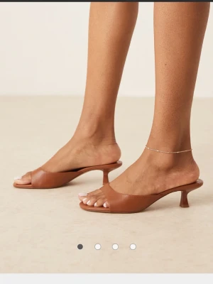 Bruna slip-in sandaler med klack - Stilrena bruna sandaler med öppen tå och låg klack. Storlek 38🤎
