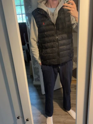 Ralph lauren väst - Säljer denna fina västen då den tyvärr är lite för stor runt axlarna på mig. Perfekt nu under våren! 
