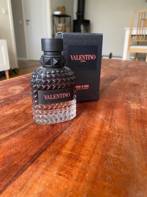 Valentino Uomo Born In Roma Coral fantasy - Valentino Uomo Born In Roma Coral Fantasy är en lyxig parfym i en cool, mönstrad glasflaska med svart kork och detaljer. Flaskan är genomskinlig med nitar och svart etikett, och kommer med originalkartong. Doften är modern och passar dig som gillar exklusiva parfymer. Ungefär 70% av vätska kvar i flaskan perfekt för sommaren