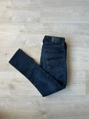 Svarta Nudie Skinny Lin Jeans W28 L32 - Fina Nudie Jeans i svart färg. Jeansen är i mycket bra skick och sparsamt använda. |  Äkta som allt annat jag säljer! ✅ |  Storlek: W28 L32 | Skick: Mycket Bra Skick | Färg: Svart | Märke: Nudie | Modell: Jeans |   Hör gärna av dig vid frågor så svarar jag så fort jag kan! 😁 |  (SKU - 122)