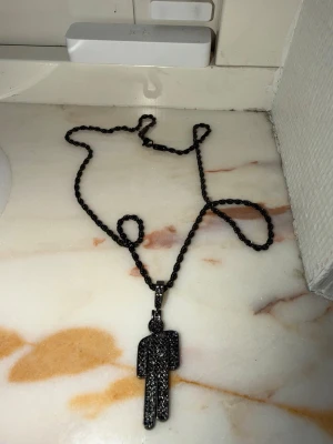 Svart billie eilish blohsh halsband - Halsbandet är 55 cm långt, blohshen är 4 cm. Sätter ihop dem själv hemma! Inspireras av billie eilish merch ❤️
