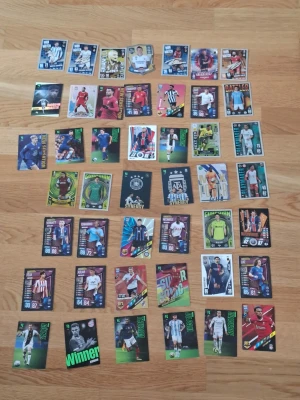 Samling fotbollskort Topps Match Attax - Stor samling fotbollskort från Topps Match Attax med olika spelare, lag och specialkort. Flera färger och motiv, bland annat holografiska och limited edition-kort. Perfekt för dig som gillar att samla på fotboll eller vill byta med vänner. Vissa är ganska rare också