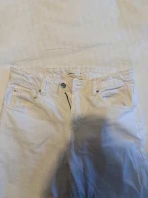 Vita flared jeans - Vita jeans från Gina tricot. Använd en gång men insåg att de inte passar längre. De har inga fläckar. Är highwaist men sitter skit snyggt i rumpan. 