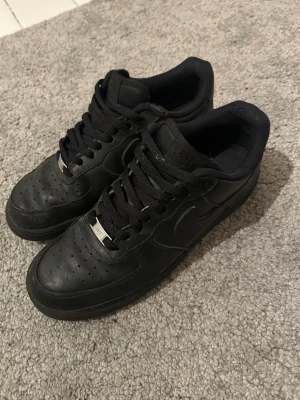 Svarta Air Force 1 - Svarta air force 1 som är storlek 44. Dom är äkta och bra skick, lite slitna på undersidan men inte mycket, pris kan diskuteras 🤝✔️(köpare står för frakt)