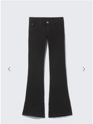 Weekday jeans  - Säljer mina svarta lågmidjade jeans från weekday i storlek 27/34. Dom är i bra skick och super sköna trots användning, dom är lite urtvättade men den svarta färgen är kvar! Säljer då jag köpt ett par nya. Är 167 och som sitter perfekt i längden💕Egna bilder går att lösa!