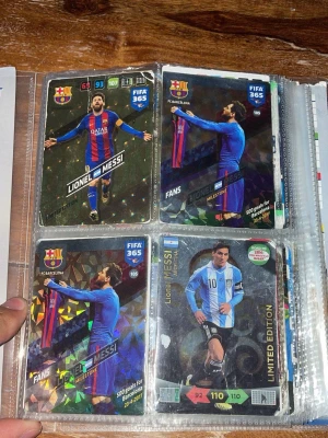 Samling fotbollskort Messi & Ronaldo - Säljer en samling fotbollskort från 2014-2018, med Lionel Messi och Cristiano Ronaldo från FIFA 365-serien. Korten har holografiska effekter och visar spelarna i både klubb- och landslagströjor. Perfekt för dig som gillar fotboll och samlar på sportkort. Buda gärna!