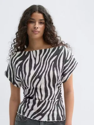 Zebra topp HM - Säljer jättesnygg zebra topp från HM, slut överallt och väldigt populär. Aldeig använd ! 💞 Storlek S passar mig som brukar ha S/M 💗