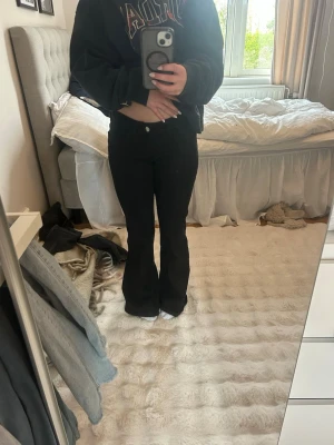 Svarta jeans - Ett par svarta lågmidjade jeans från Gina Tricot i storlek 34, är i jätte bra skick 