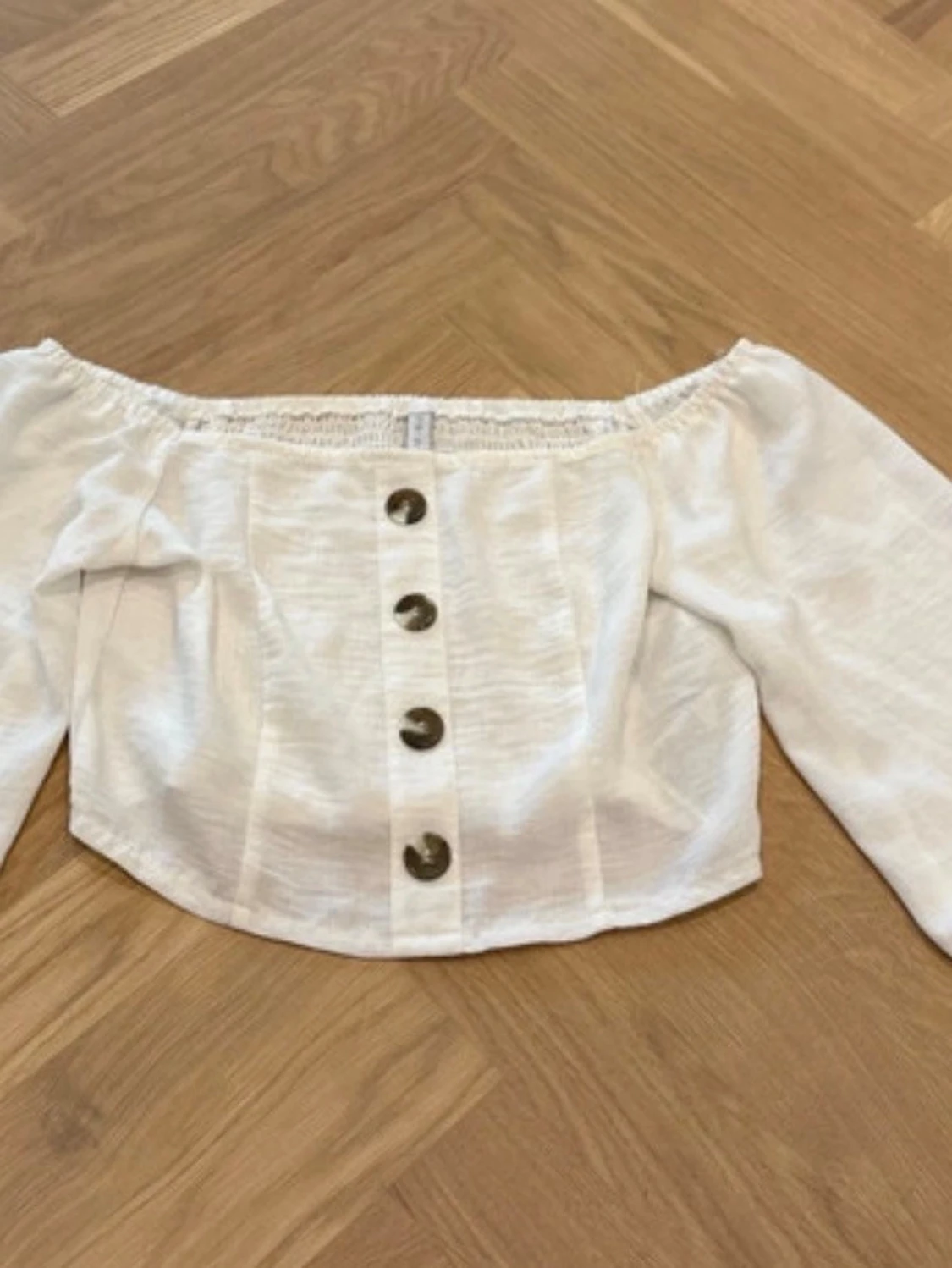 Offsholder crop top
