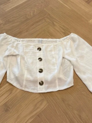 Offsholder crop top  - Vit offsholder crop top jätte fin nu till sommaren 