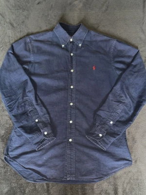 Ralph Lauren skjorta - Mörk blå Ralph lauren sjorta i slim fit passform och storlek M.