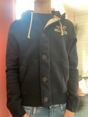 *Unik* Hollister Hoodie  - Marinblå Hollister Hoodie | Modellen är 175 väger runt 60kg och har vanligtvis S 