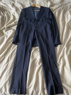 Dressman kostym - Hej säljer en helt ny dressman kostym då den inte passar tyvär, använd endast en gång och är i helt nytt skick med inga skavanker alls.  Strl 46 i kavaj och 30/30 i byxor
