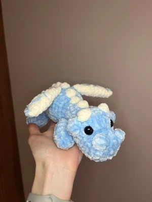 Virkad drake - Virkad drake i mjukt garn, cirka 24cm lång☺️ 