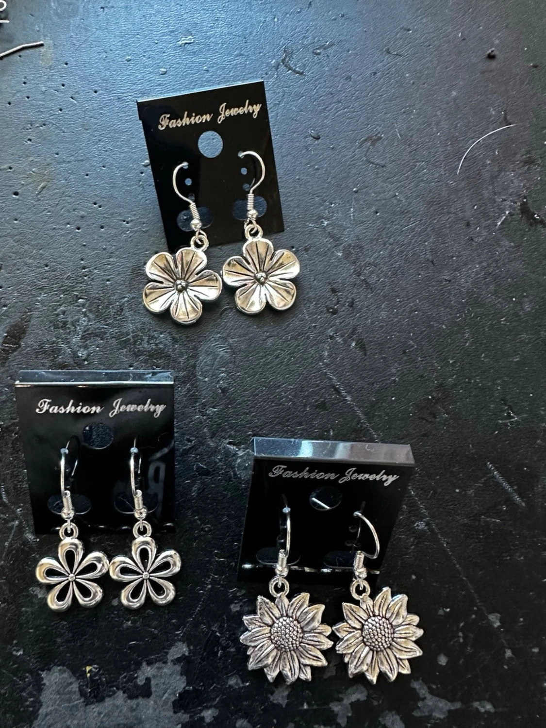 Tre par blommiga örhängen i silverfärg - 4