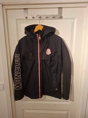 Moncler regnjacka - Svart regnjacka från moncler, använd men är i mycket bra skick, väldigt unik, pris går att diskutera