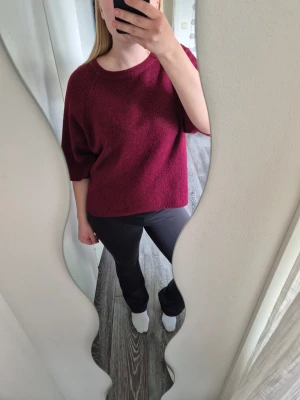 Röd stickad t-shirt  - Jättefin, endast använd ett fåtal gånger❣️ säljer pga att den inte används