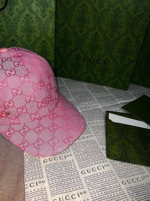Gucci keps  - En jättevacker rosa Gucci keps oanvänd tagen är på med följer box papper och alla tillbehör förutom kvitto 
